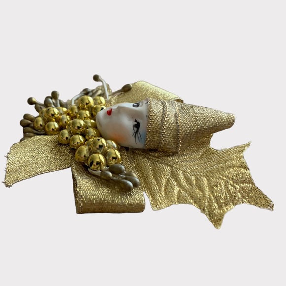 Vintage Festive Mask Brooch - Picture 8 of 9